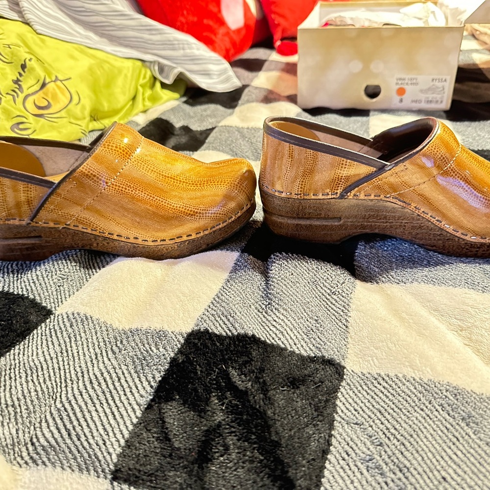 Women’s Dansko clogs - gently worn - Picture 4 of 9